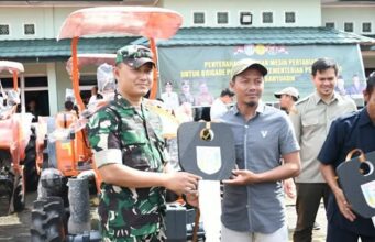 Dandim 0430/BA bersama Pj Bupati Banyuasin Serahkan 42 Unit TR4 Dari Kementan ke Poktan