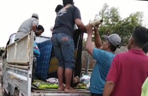 Miris! Jalan Rusak Parah, Pasien Kritis di Banyuasin terpaksa digotong dengan sarung