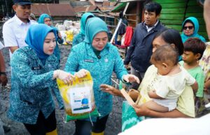 Ketua TP PKK Bagikan Sembako ke Warga TPA Sukawinatan