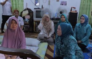 TP PKK Palembang Peduli Kader Posyandu, Beri Bantuan Kursi Roda untuk Cek Wati