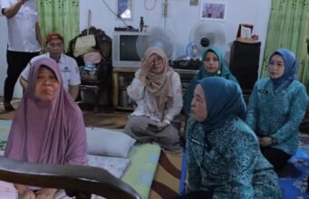 TP PKK Palembang Peduli Kader Posyandu, Beri Bantuan Kursi Roda untuk Cek Wati