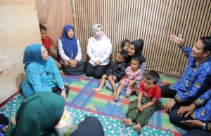 Datangi Rumah Warga, Ketua TP PKK Palembang Salurkan Bantuan Makanan Tambahan Bagi Anak Berisiko Stunting