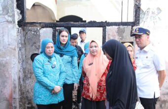 Ketua TP PKK Bersama Dharmawanita Santuni Korban Kebakaran