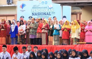 Pakaian Adat Warnai Upacara Hardiknas di Palembang, Sekda Tekankan Pendidikan Berkualitas