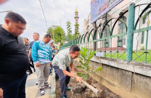 Canangkan Gerakan Kota Palembang Menanam Buah, Ratu Dewa tanam buah buahan di Masjid Agung