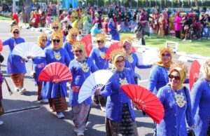 Rayakan Hari Kebaya Nasional, Ratusan Ibu-ibu Ikut Parade Pakai Baju Kebaya