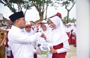 Tahun depan Pemkot akan tambah seragam gratis sekolah, Seragam Pramuka