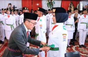 Di Bawah Naungan Merah Putih, Wali Kota Palembang Kukuhkan Pasukan Pengibar Duplikat Bendera Merah Putih