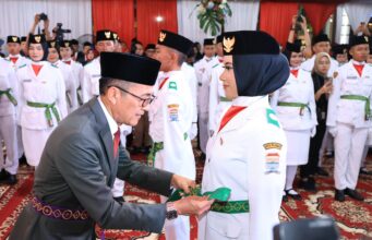 Di Bawah Naungan Merah Putih, Wali Kota Palembang Kukuhkan Pasukan Pengibar Duplikat Bendera Merah Putih