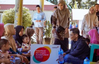 Indosat Ooredoo Hutchison Sigap Salurkan Bantuan Bantu Pemulihan Warga Korban Banjir dan Longsor di Padang Pariaman