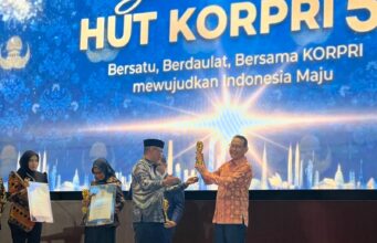 Fachmi Idris Terima Penghargaan Life Achiesement di KORPRI Award