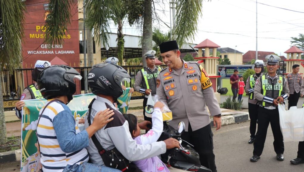 Berbagi di Bulan Suci Ramadhan, Kapolres dan Wakapolres Musi Rawas Bagi Takjil Kepada Pengguna Jalan