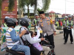 Berbagi di Bulan Suci Ramadhan, Kapolres dan Wakapolres Musi Rawas Bagi Takjil Kepada Pengguna Jalan