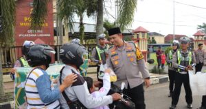 Berbagi di Bulan Suci Ramadhan, Kapolres dan Wakapolres Musi Rawas Bagi Takjil Kepada Pengguna Jalan
