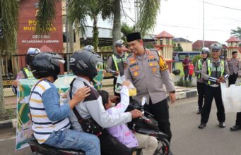 Berbagi di Bulan Suci Ramadhan, Kapolres dan Wakapolres Musi Rawas Bagi Takjil Kepada Pengguna Jalan