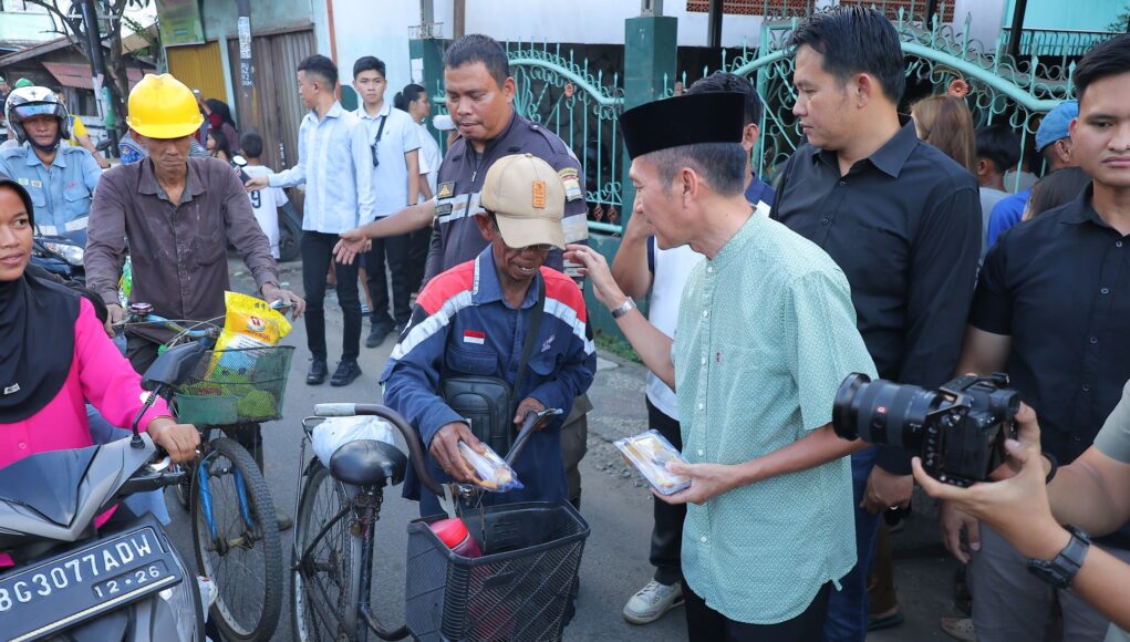 Wali Kota Ratu Dewa Bagikan Takjil Bersama Lazisnu PWNU Sumsel, Warga Antusias