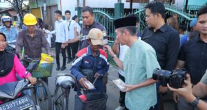Wali Kota Ratu Dewa Bagikan Takjil Bersama Lazisnu PWNU Sumsel, Warga Antusias