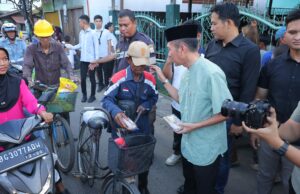 Wali Kota Ratu Dewa Bagikan Takjil Bersama Lazisnu PWNU Sumsel, Warga Antusias