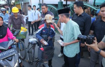 Wali Kota Ratu Dewa Bagikan Takjil Bersama Lazisnu PWNU Sumsel, Warga Antusias