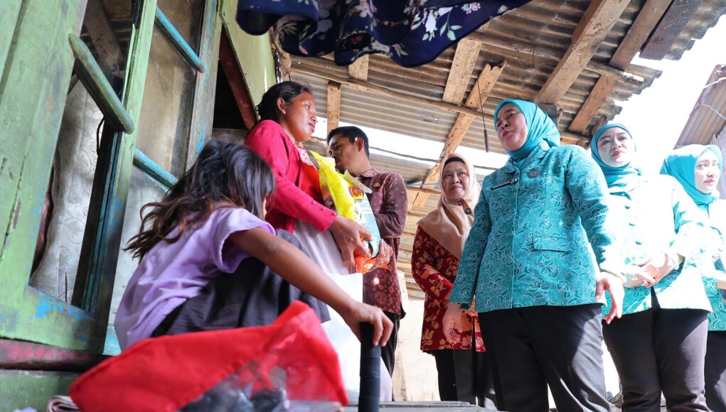 Cahaya Ramadhan Menyinari TPA Sukawinatan: PKK & DWP Palembang Tebar Berkah untuk Warga Pinggir Kota