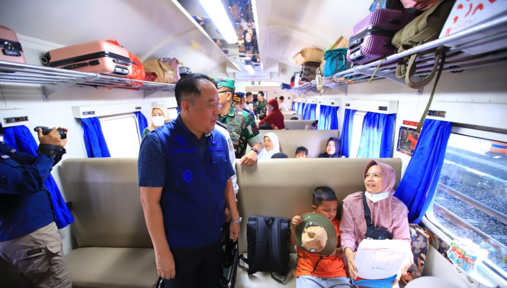 Wagub Cik Ujang Lepas Peserta Mudik Gratis Pemprov Sumsel Lebaran 1447H di Stasiun Kertapati