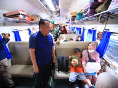 Wagub Cik Ujang Lepas Peserta Mudik Gratis Pemprov Sumsel Lebaran 1447H di Stasiun Kertapati