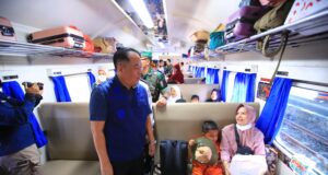 Wagub Cik Ujang Lepas Peserta Mudik Gratis Pemprov Sumsel Lebaran 1447H di Stasiun Kertapati