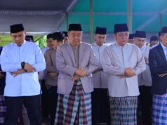 Salat Idul Fitri di Masjid Sultan Mahmud Badaruddin Jayo Wikramo, Ketua DPRD Andie Dinialdie, S.E., M.M.Tekankan Nilai Kebersamaan dan Kepedulian