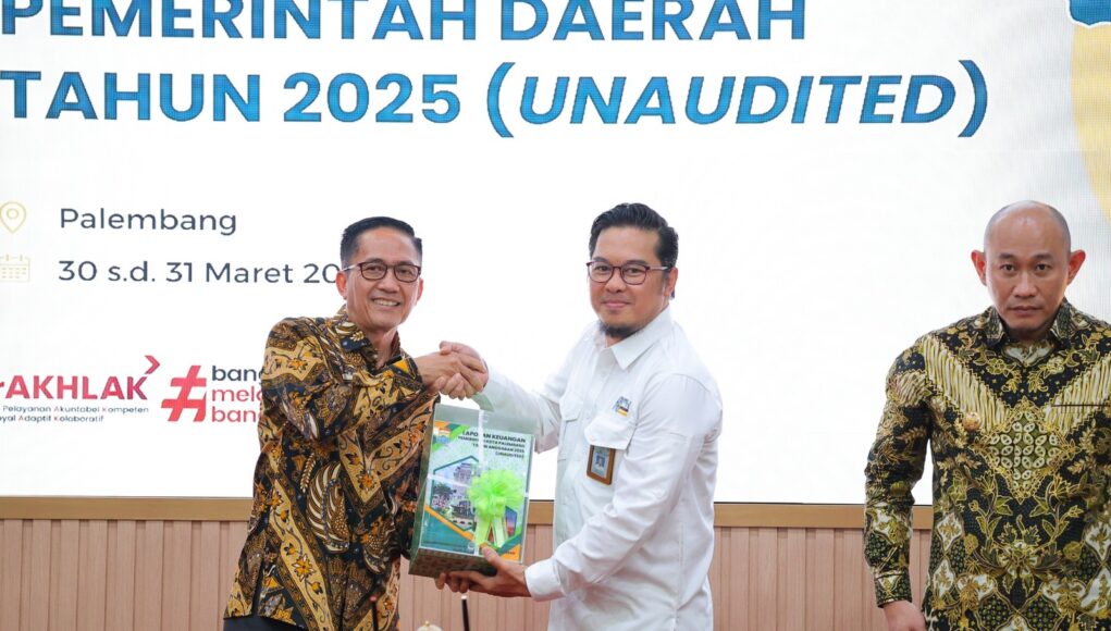 Palembang Pimpin Transparansi Keuangan Daerah,Ratu Dewa Serahkan LKPD 2025