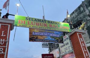 . “Bayar Air Seret, Warga Banyuasin Pasang Spanduk Sindiran!”