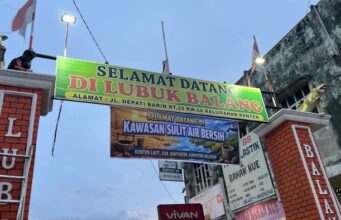 . “Bayar Air Seret, Warga Banyuasin Pasang Spanduk Sindiran!”