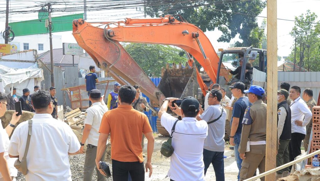 Satpol PP Palembang “Gempur” Bangunan Nakal di Demang Lebar Daun