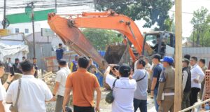 Satpol PP Palembang “Gempur” Bangunan Nakal di Demang Lebar Daun