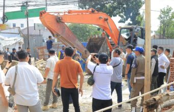 Satpol PP Palembang “Gempur” Bangunan Nakal di Demang Lebar Daun