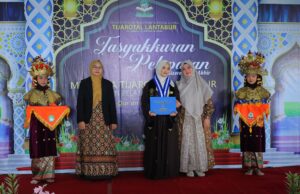“Bersama Al Qur’an menembus peradaban” menjadi pesan utama yang mengakar dalam prosesi Tasyakuran Pelepasan 72 Siswa siswi MTS dan Tijarotal Lantabur