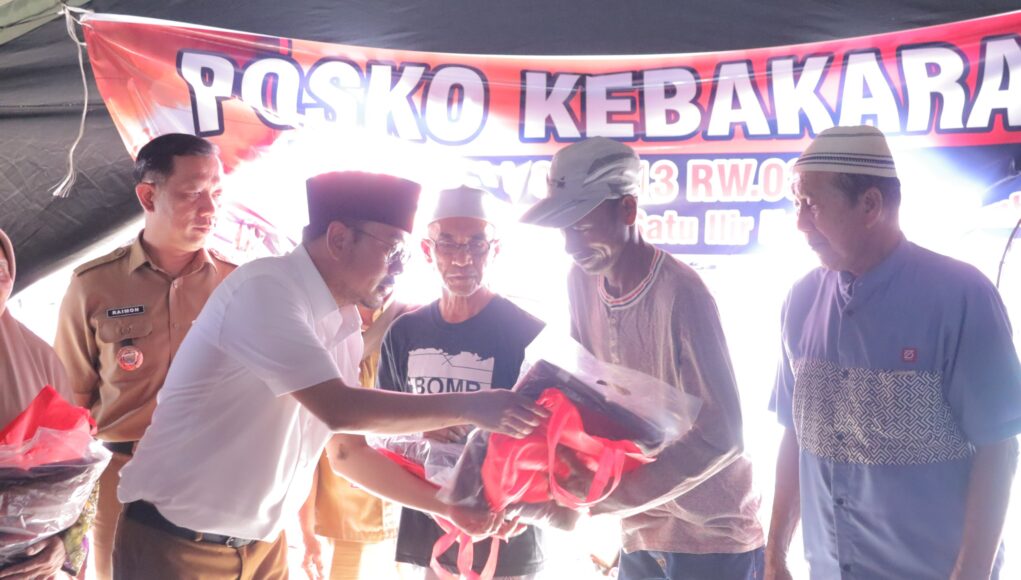Wawako Palembang Prima Salam Tinjau Lokasi Kebakaran 1 Ilir, Serahkan Bantuan