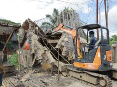 Dibongkar dibangun lagi, Empat Pondok di DAS Udang Jakabaring digaruk alat berat