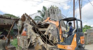 Dibongkar dibangun lagi, Empat Pondok di DAS Udang Jakabaring digaruk alat berat
