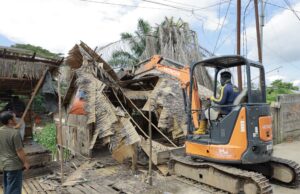 Dibongkar dibangun lagi, Empat Pondok di DAS Udang Jakabaring digaruk alat berat