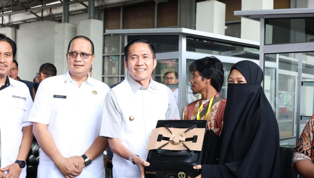 Wako Ratu Dewa dan Kejari Palembang Serahkan Gerobak Bakso untuk Eks Napiter