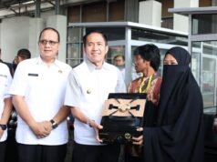 Wako Ratu Dewa dan Kejari Palembang Serahkan Gerobak Bakso untuk Eks Napiter