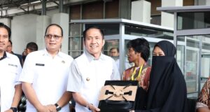 Wako Ratu Dewa dan Kejari Palembang Serahkan Gerobak Bakso untuk Eks Napiter