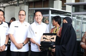 Wako Ratu Dewa dan Kejari Palembang Serahkan Gerobak Bakso untuk Eks Napiter