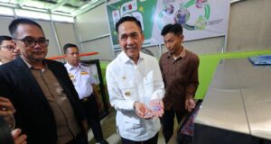Wujudkan 1 Kelurahan 1 Bank Sampah, Walikota Palembang Ratu Dewa Serahkan Bantuan Sarpras ke 25 Bank Sampah Aktif