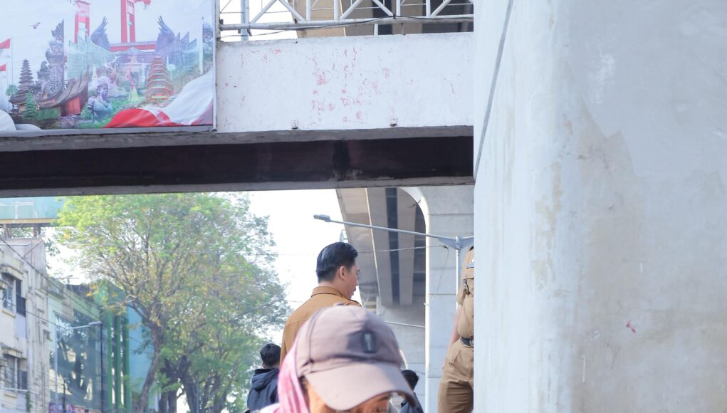 Sekda Aprizal Tinjau Pengecatan Trotoar Sudirman, Ajak Pengusaha Berkontribusi