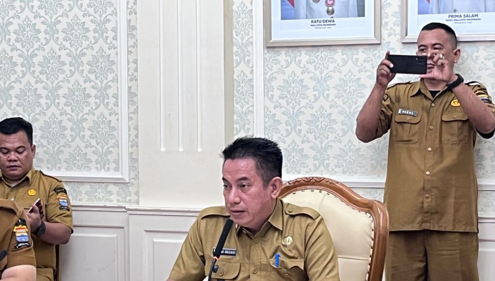 Pemkot Palembang Kick-Off Penataan Kabel Udara, Wali Kota Ratu Dewa Potong Kabel Fiber Optik di Jalan POM IX