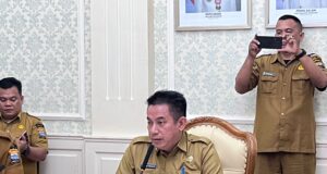 Pemkot Palembang Kick-Off Penataan Kabel Udara, Wali Kota Ratu Dewa Potong Kabel Fiber Optik di Jalan POM IX