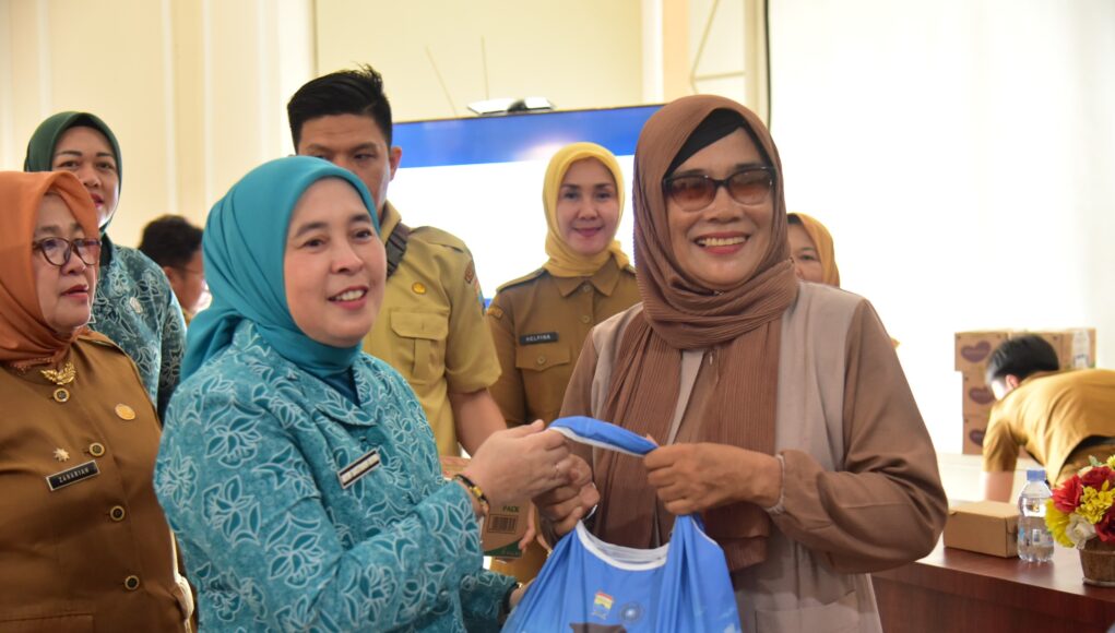 Ketua TP PKK Palembang Salurkan PMT bagi Ibu Hamil Risiko Stunting di Sako, Perkuat Intervensi Gizi 1.000 HPK
