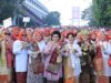 Ribuan Perempuan Padati Jembatan Ampera di Parade Kebaya dan Wastra/Songket