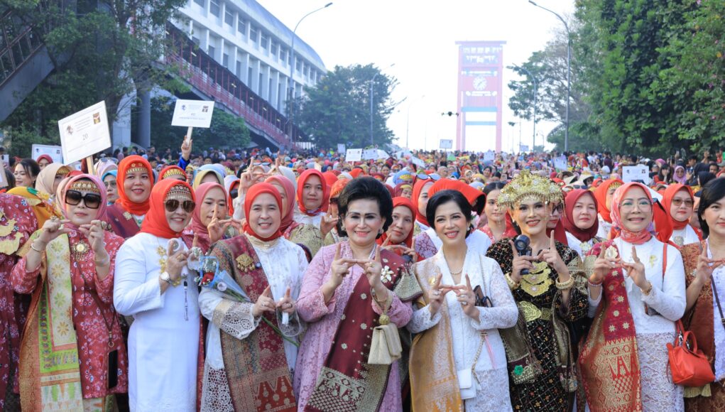 Ribuan Perempuan Padati Jembatan Ampera di Parade Kebaya dan Wastra/Songket